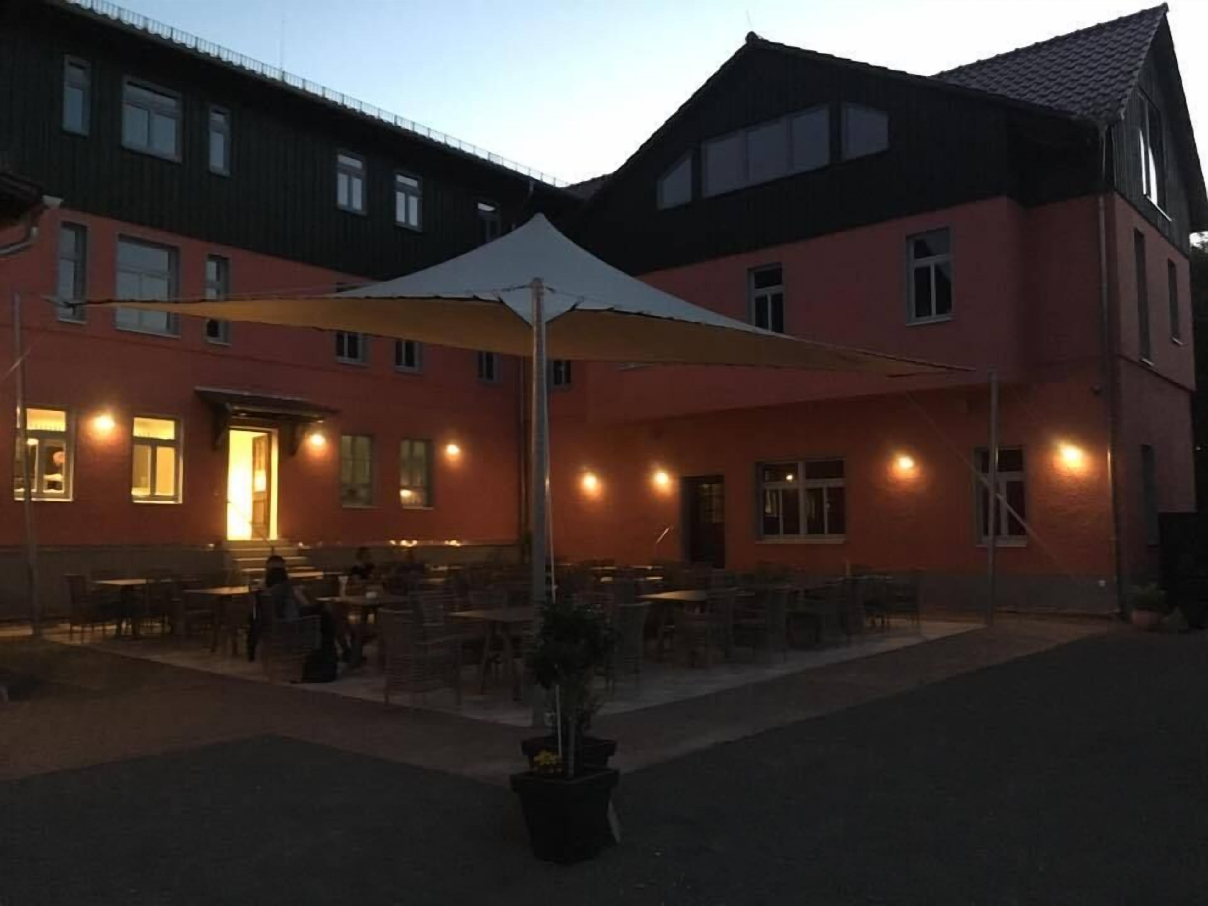 Fassade der Unterkunft – Abend/Nacht