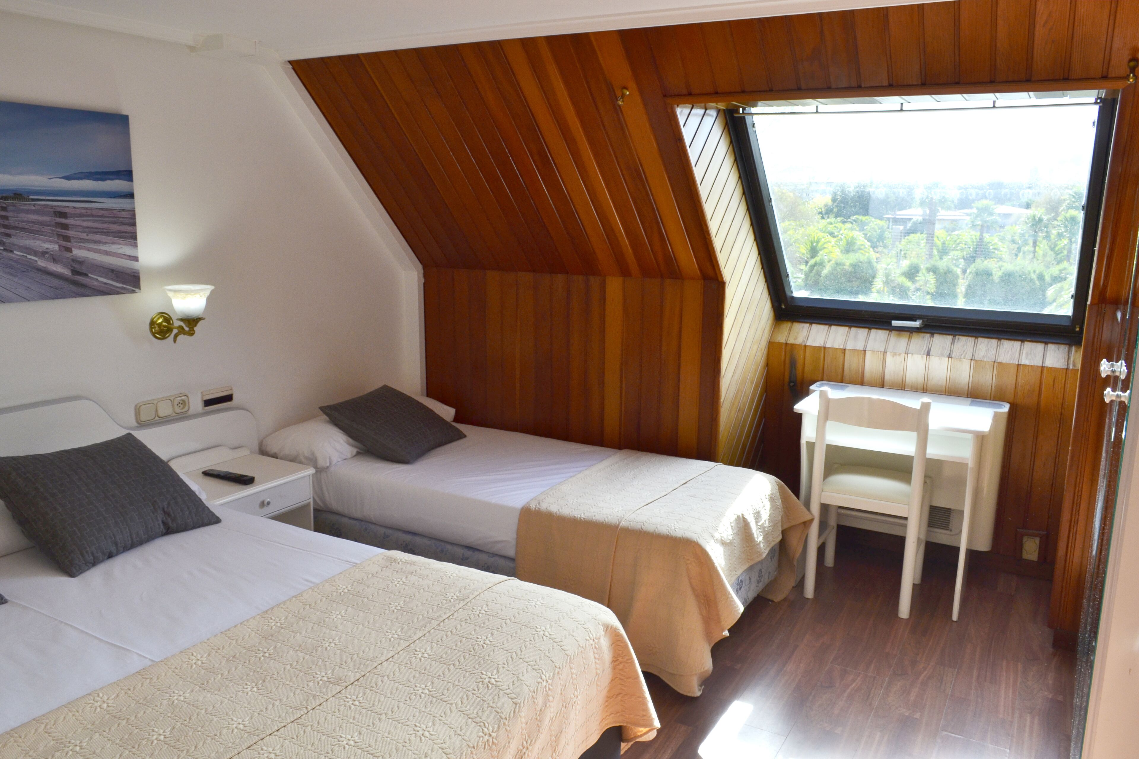 triple room | desk, laptop workspace, free wifi, bed sheets