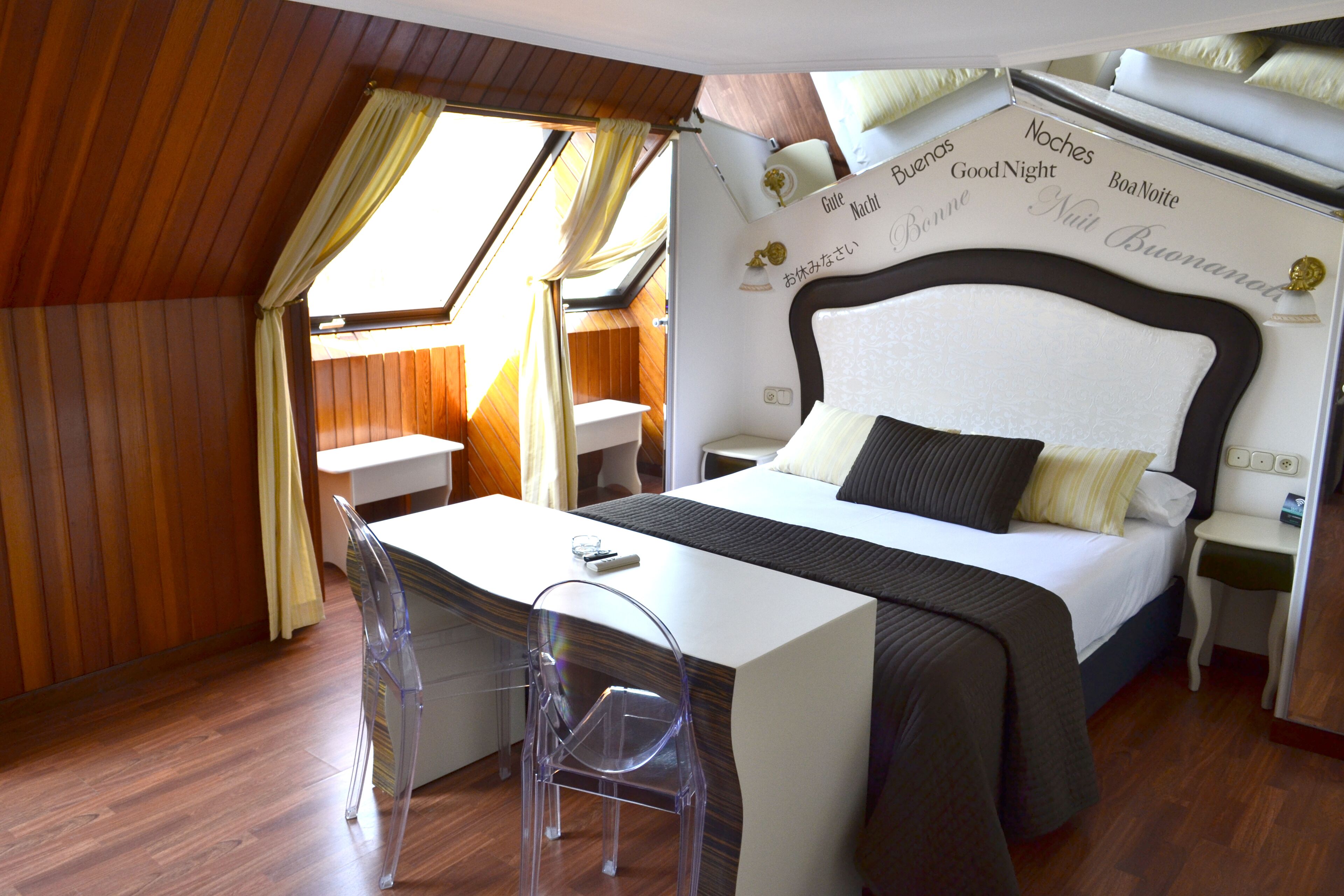Desk, laptop workspace, WiFi (free), bed sheets
