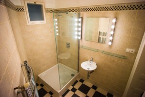 One-Bedroom apartment (1065. Nagymezo utca 19.) | Salle de bain | Douche, sèche-cheveux