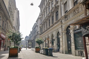 Een geplaveid straatje omzoomd door historische gebouwen, met een restaurant genaamd "La Taberna" en een bordje dat aangeeft dat er Spaanse tapas worden geserveerd.