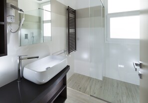 Suite - i anneksbygning | Badeværelse | Bruser, gratis toiletartikler, hårtørrer, bidet