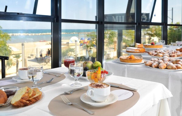 Aperto a colazione, pranzo e cena, con vista sul mare