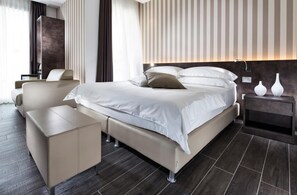 Minibar, in-room safe, desk, soundproofing - Milano Resort (Bellaria-Igea Marina)
