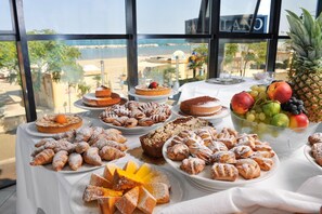 Aperto a colazione, pranzo e cena, con vista sul mare