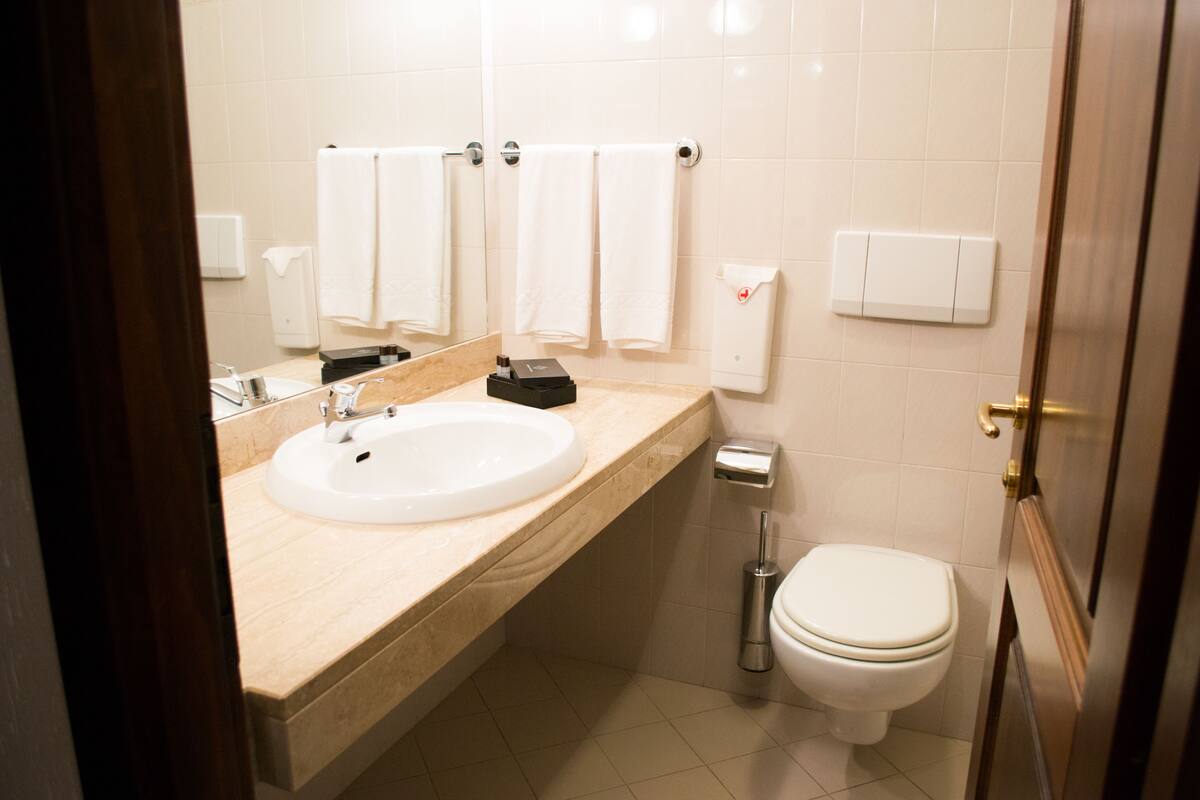 triple room | bathroom | shower, hair dryer, bidet, towels