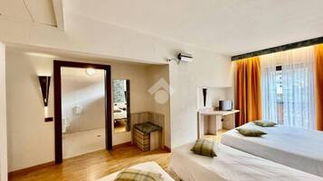 Escritorio, sistema de insonorización, wifi gratis y ropa de cama