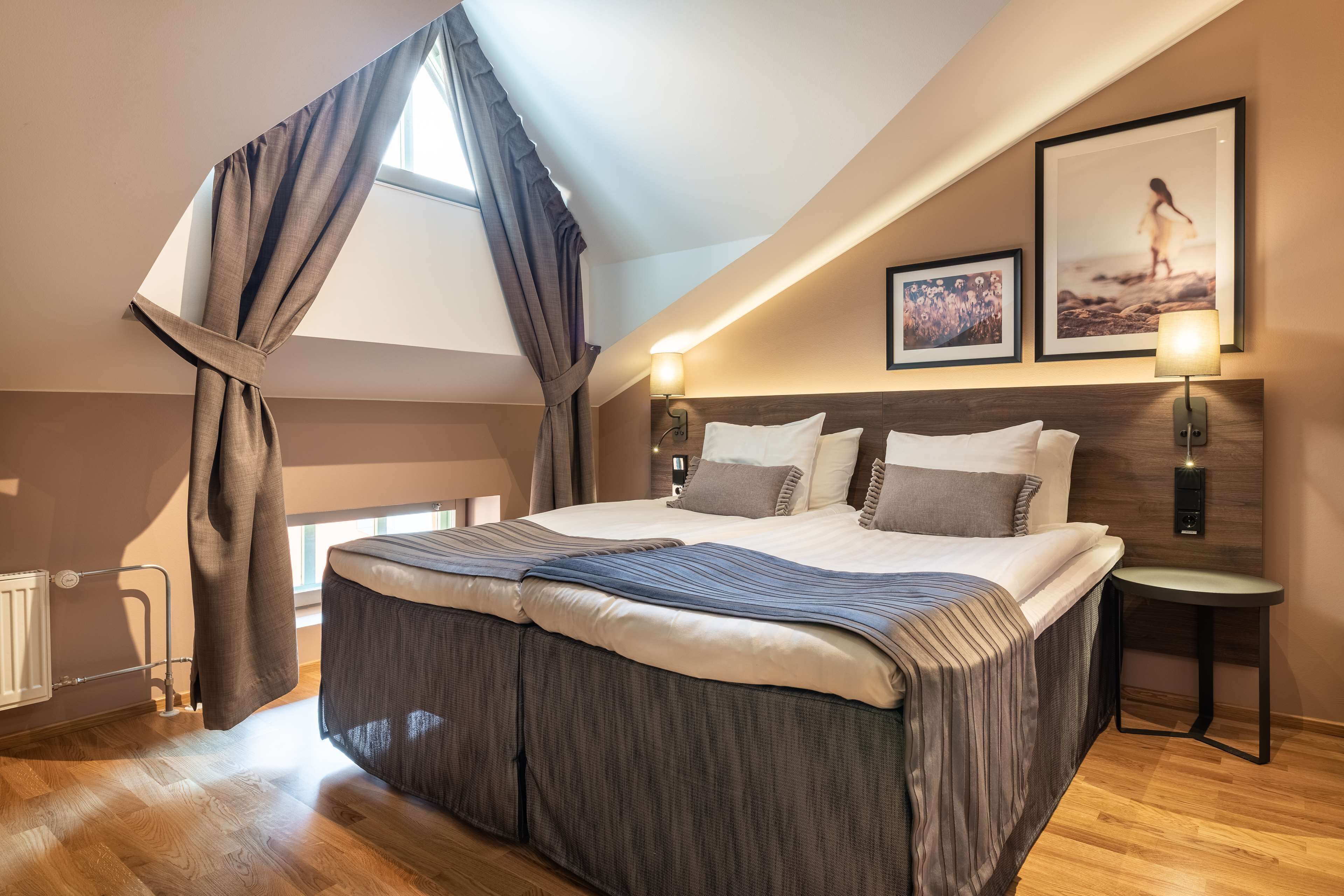 Standard Room, 1 King Bed | Minibar, in-room safe, desk, blackout drapes