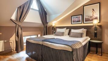 Standardrum - 1 kingsize-sÀng | Minibar, vÀrdeförvaringsskÄp pÄ rummet och skrivbord