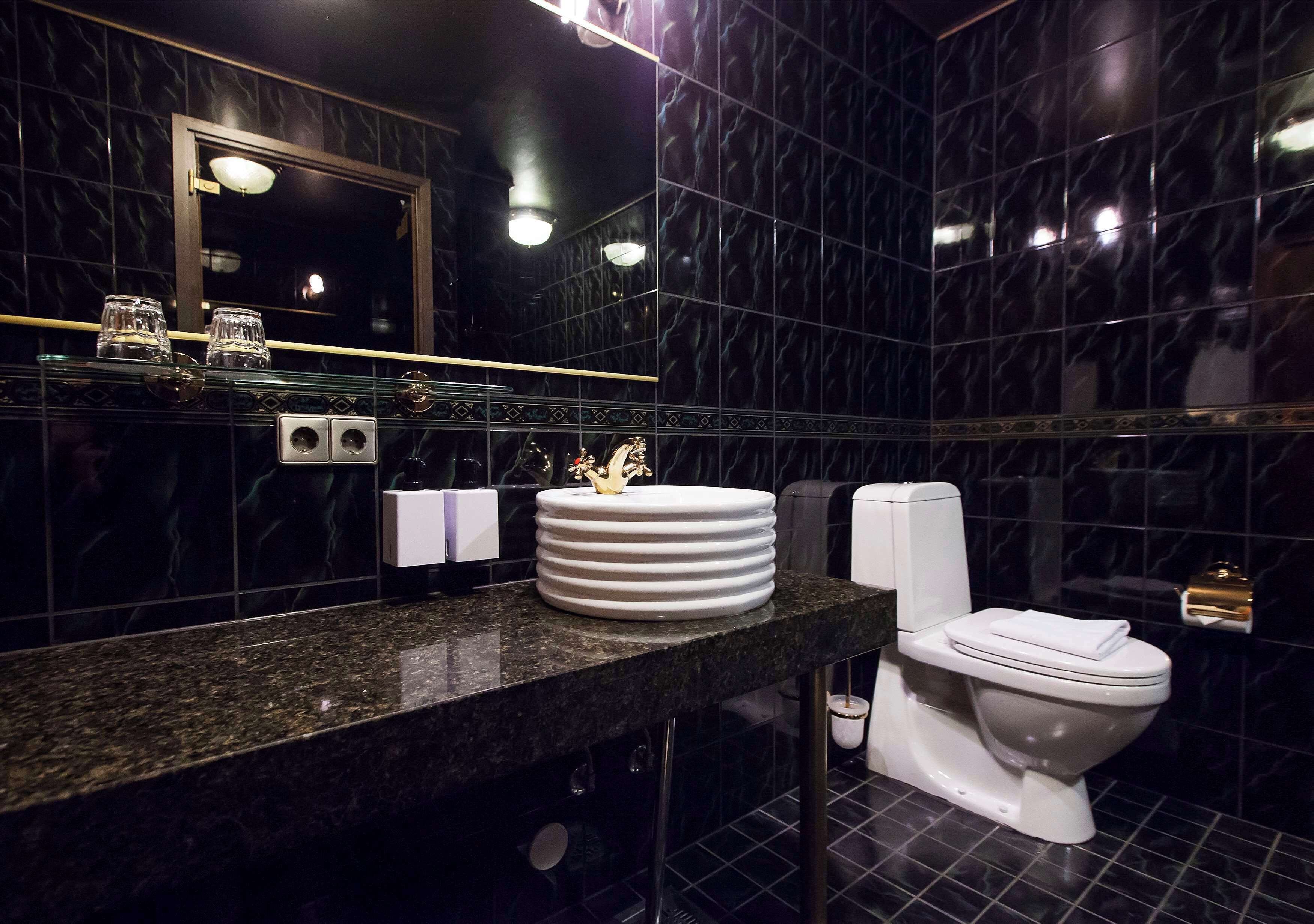 family room (superior, jacuzzi) | bathroom | hair dryer, towels, soap, shampoo