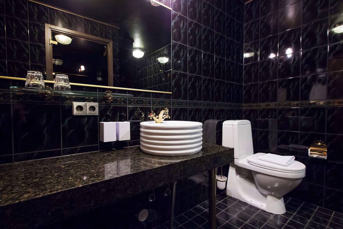 family room (superior, jacuzzi) | bathroom | hair dryer, towels, soap, shampoo