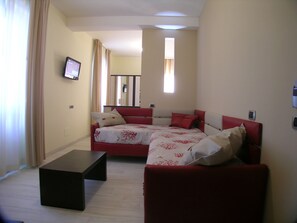 Vierpersoonskamer | Een kluis op de kamer, een bureau, verduisterende gordijnen, gratis wifi