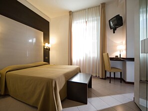 Quarto casal | Cofres nos quartos, escrivaninha, cortinas blackout, Wi-Fi de cortesia