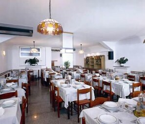 Déjeuner et dîner servis sur place, spécialités Cuisine italienne