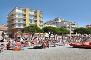 Private beach nearby - Hotel Anita (San Bartolomeo al Mare)