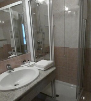 Dusche, kostenlose Toilettenartikel, Haartrockner, Bademäntel