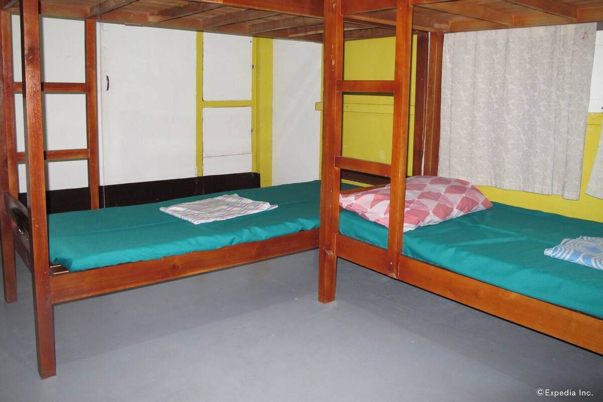Shared 8 Bed Dormitory | Ropa de cama de alta calidad y caja de seguridad en la habitación