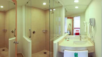 Habitación superior, 2 camas matrimoniales | Baño | Regadera, regadera tipo lluvia, amenidades de baño ecológicas