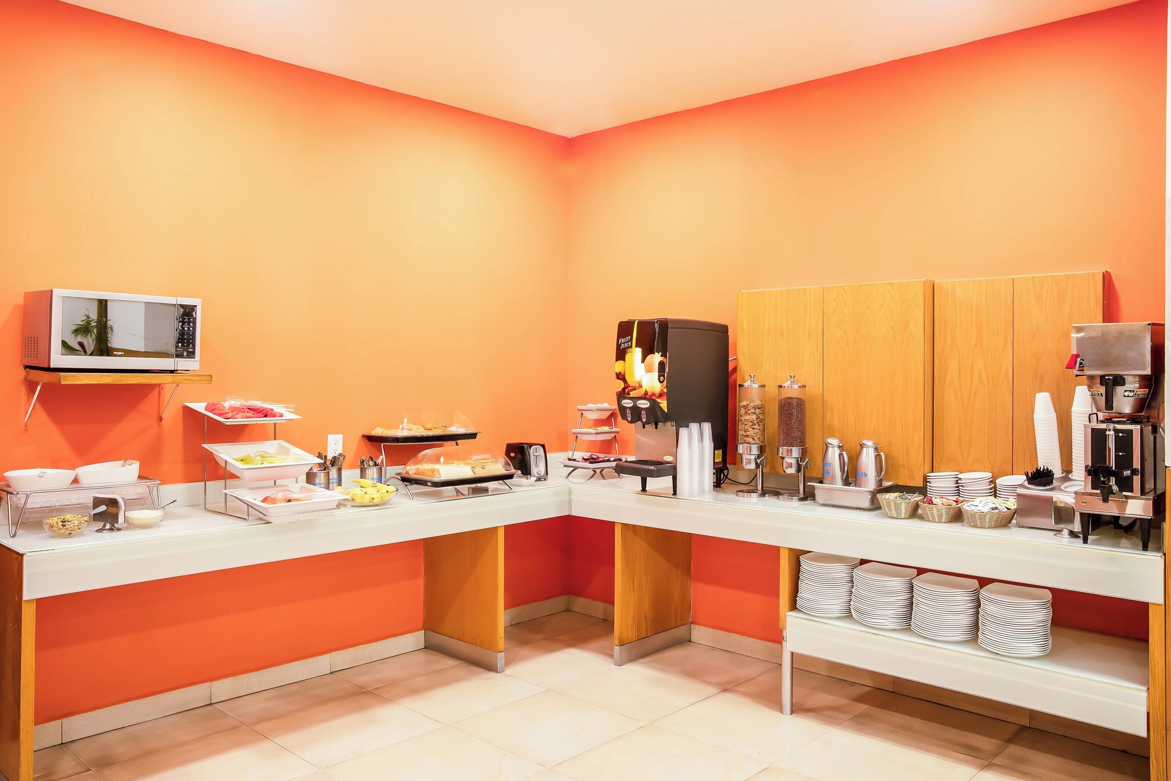 Phục vụ bữa sáng, bữa trưa, bữa tối, món Ý 