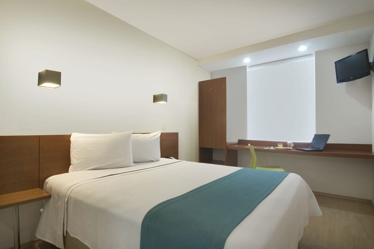 Standard Room, 1 Queen Bed | Hypo-allergenic bedding, in-room safe, desk, iron/ironing board