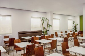 حيث تُقدم وجبات الإفطار، الغداء، العشاء، الأطباق الإيطالية