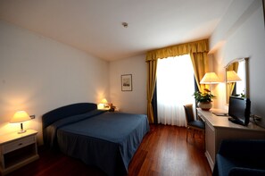 Standard-Doppel- oder -Zweibettzimmer | Minibar, Zimmersafe, schallisolierte Zimmer, Babybetten