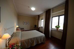 商务双人房或双床房 | 迷你吧、客房内保险箱、隔音、婴儿床