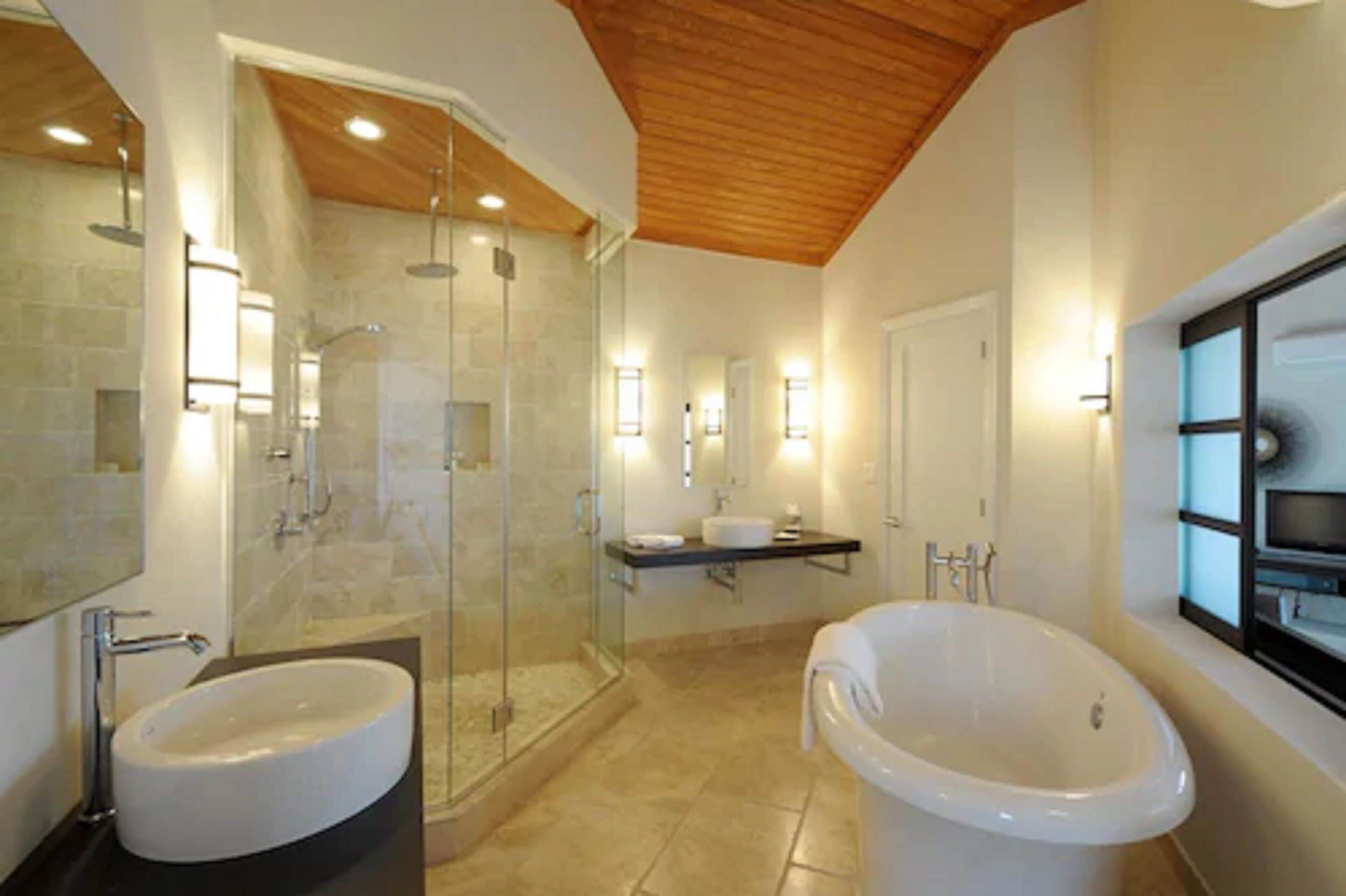 bungalow | bathroom | separate bathtub and shower, jetted bath, free toiletries, hair dryer