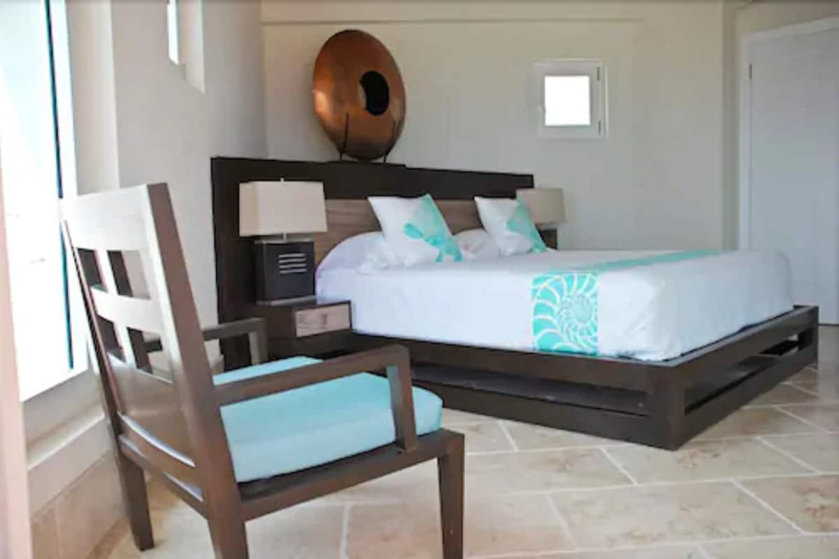 1 habitación, caja de seguridad en la habitación y escritorio