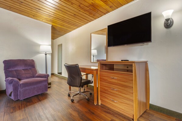 Desk, laptop workspace, iron/ironing board, rollaway beds - Harmony Inn & Suites (Valentine)