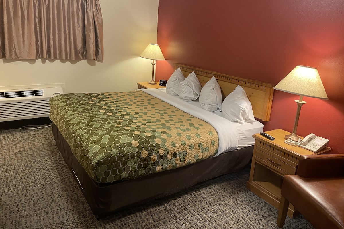 Desk, laptop workspace, iron/ironing board, rollaway beds