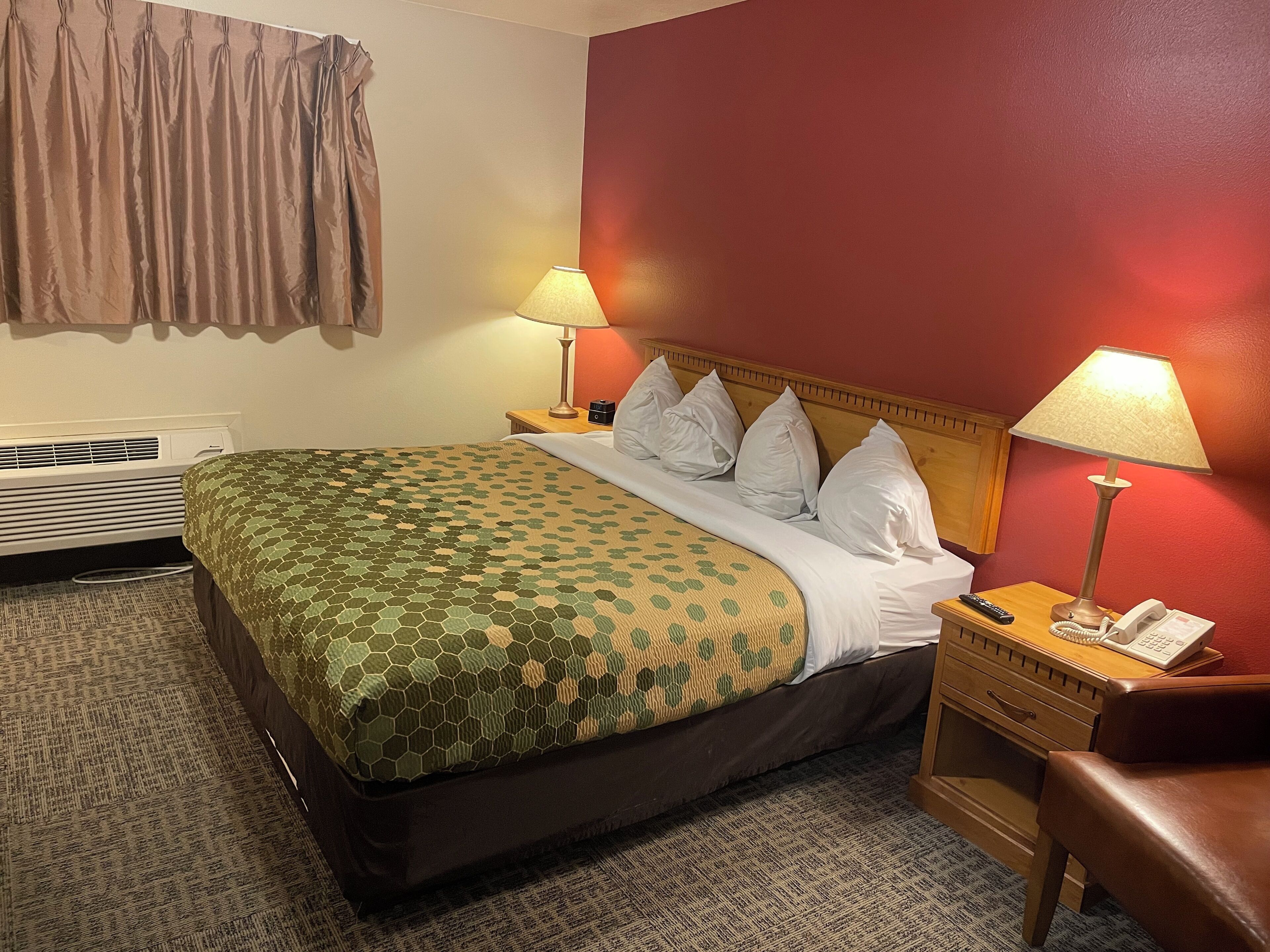 Svit - flera sängar | Skrivbord, arbetsyta för laptop, strykjärn/strykbräda och extrasängar