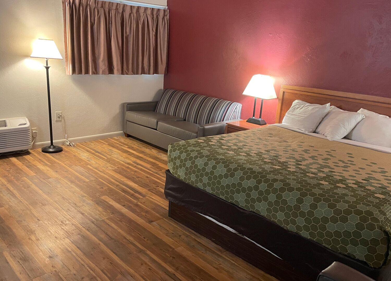 Studio - 1 kingsize-säng | Skrivbord, arbetsyta för laptop, strykjärn/strykbräda och extrasängar