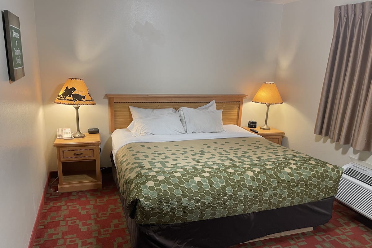 Desk, laptop workspace, iron/ironing board, rollaway beds