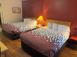 Desk, laptop workspace, iron/ironing board, rollaway beds - Harmony Inn & Suites (Valentine)