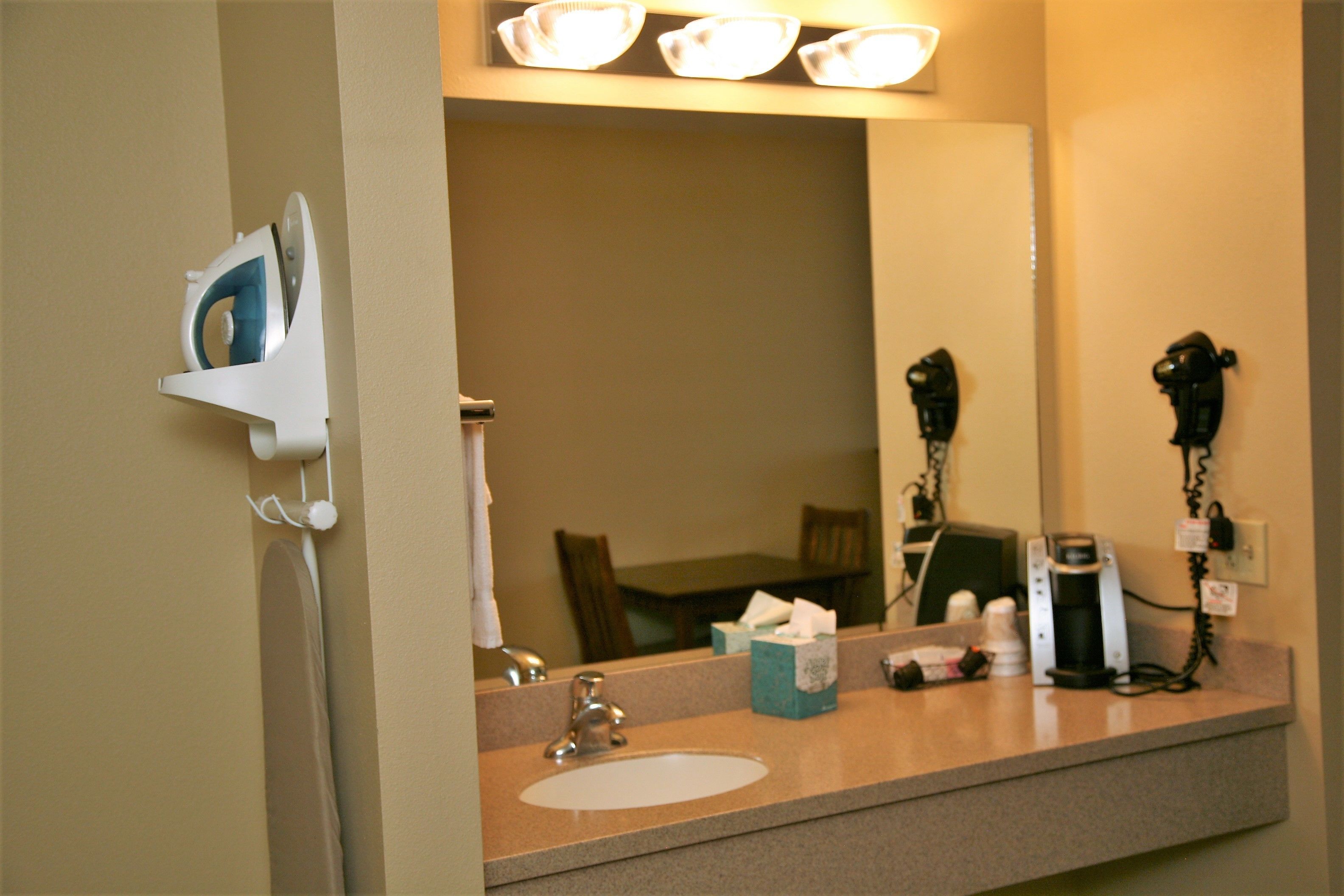 deluxe suite, 2 queen beds, non smoking | bathroom sink