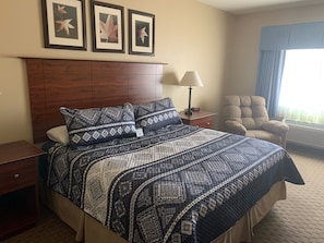 Standard Room, 1 King Bed, Non Smoking | Iron/ironing board, free WiFi, bed sheets, alarm clocks