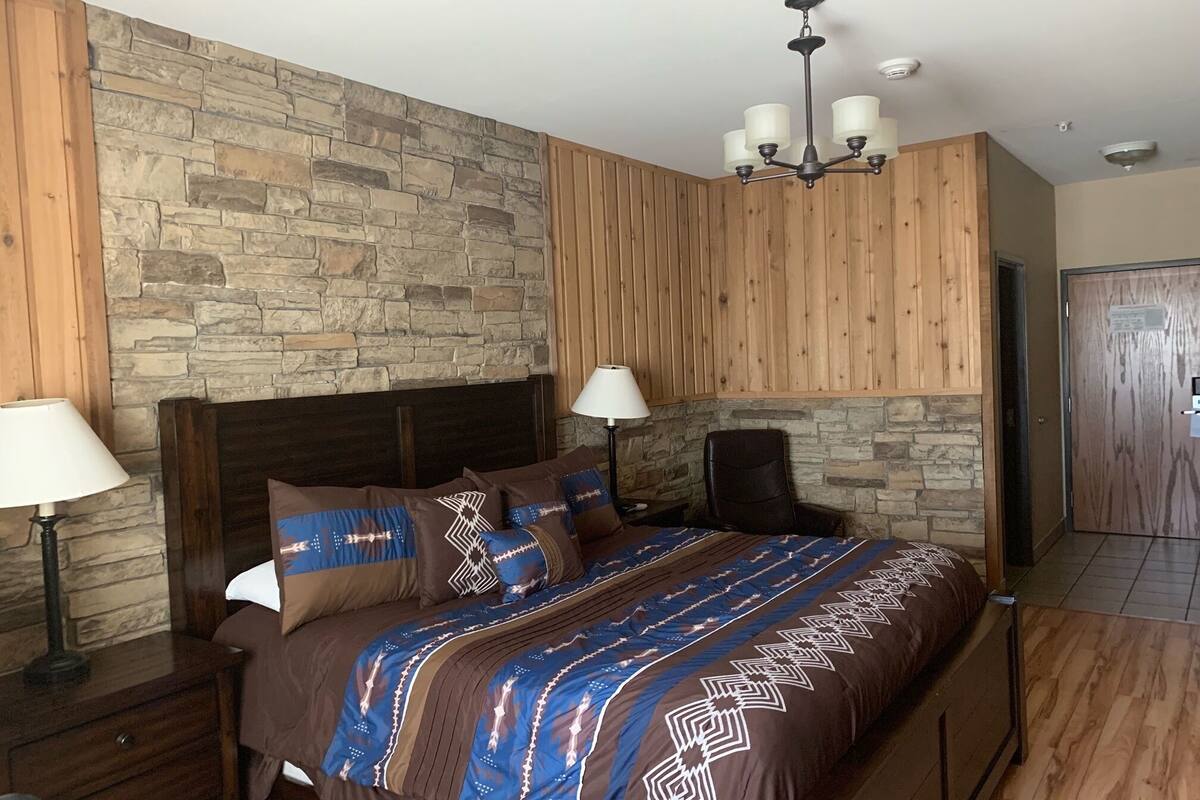 deluxe suite, 1 king bed, non smoking | iron/ironing board, free wifi, bed sheets, alarm clocks