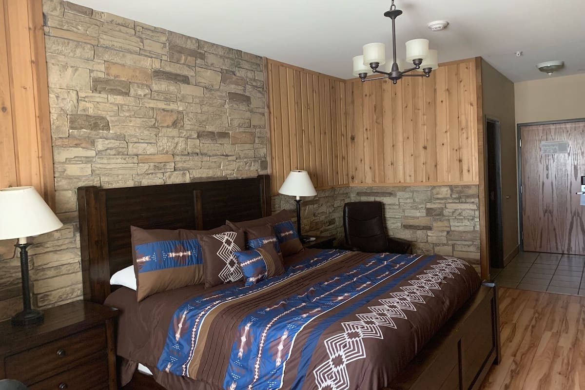 Deluxe Suite, 1 King Bed, Non Smoking | 1 bedroom, iron/ironing board, free WiFi, bed sheets