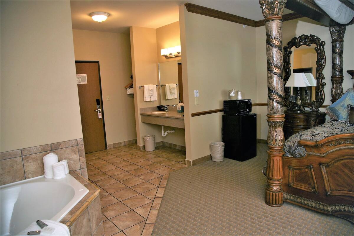 luxury room, 1 king bed, non smoking | iron/ironing board, free wifi, bed sheets, alarm clocks