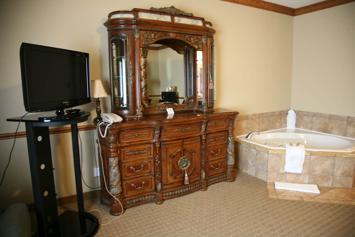 luxury room, 1 king bed, non smoking | jetted bathtub