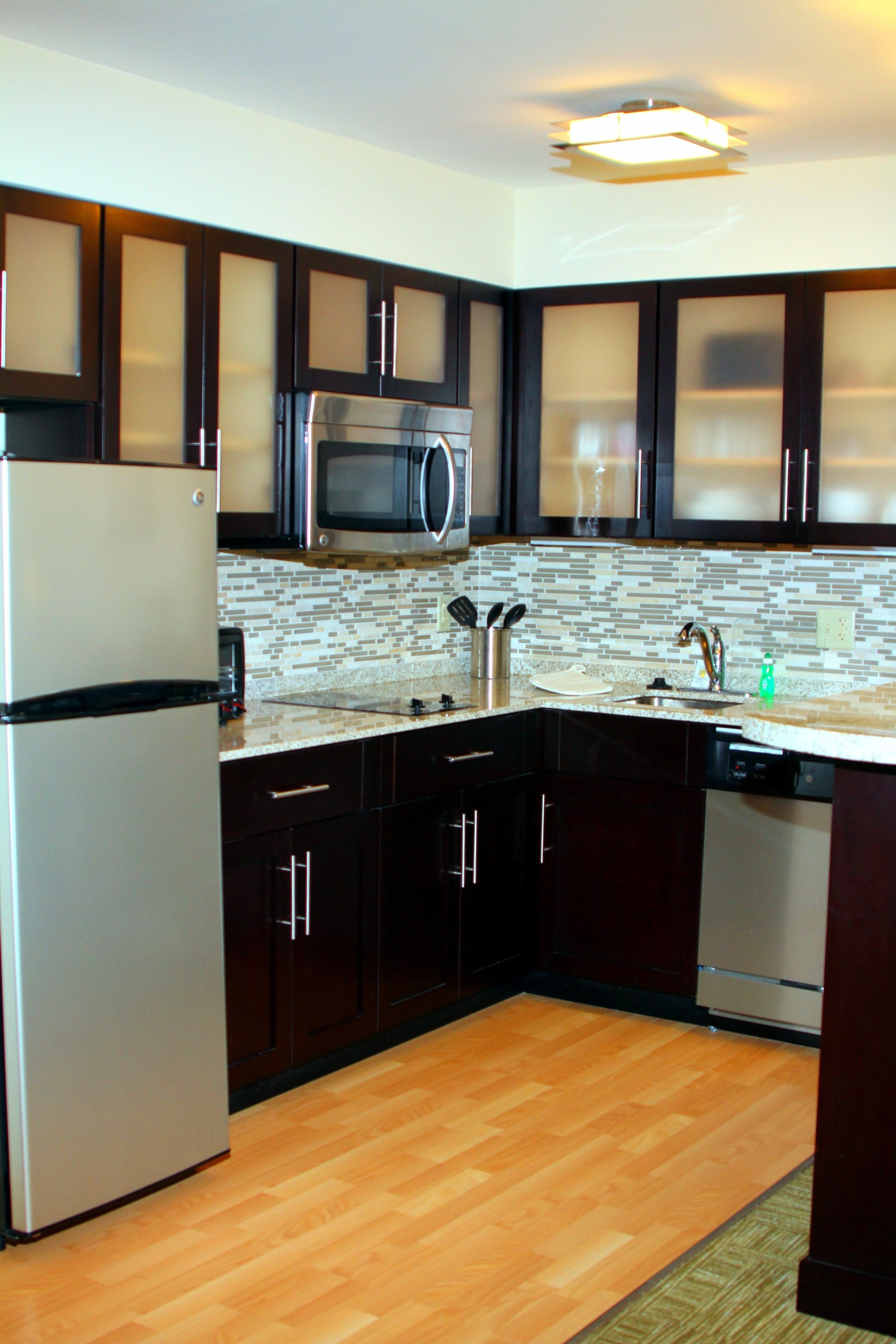 Lemari es besar, kompor, dan mesin pencuci piring