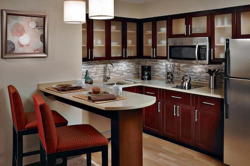 Suite, 2 habitaciones, cocina | Cocina privada | Refrigerador con congelador, parrilla de estufa y lavavajillas
