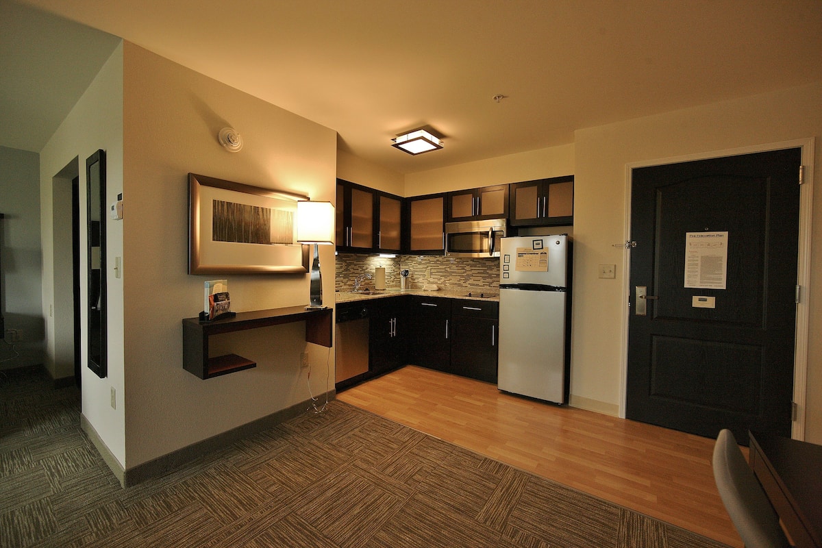 Full-size fridge, stovetop, dishwasher, coffee/tea maker
