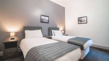 Habitación estándar, 2 camas individuales, no fumadores | Tabla de planchar con plancha, wifi gratis, ropa de cama