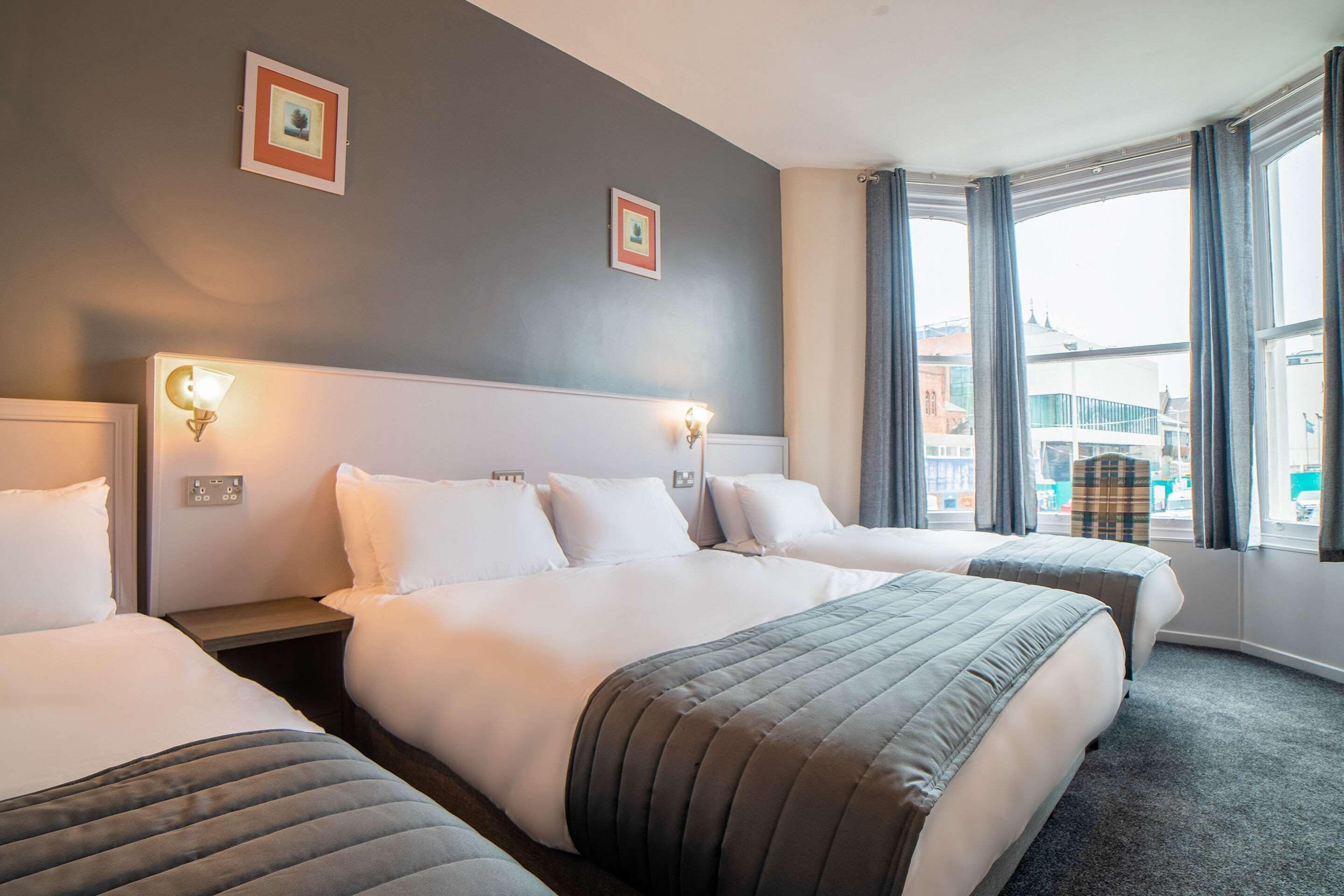 Tabla de planchar con plancha, wifi gratis, ropa de cama