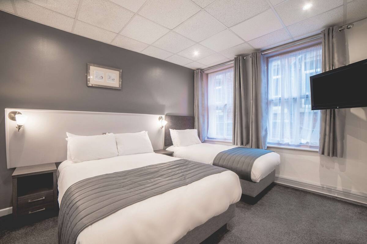 Chambre Standard, Plusieurs lits, non-fumeur | Fer et planche à repasser, accès au Wi-Fi (inclus), literie fournie