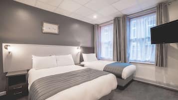 Habitación estándar, varias camas, para no fumadores | Tabla de planchar con plancha, wifi gratis y ropa de cama