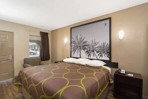 Muebles diferentes, cortinas blackout y tabla de planchar con plancha