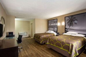 Muebles diferentes, cortinas blackout y tabla de planchar con plancha 